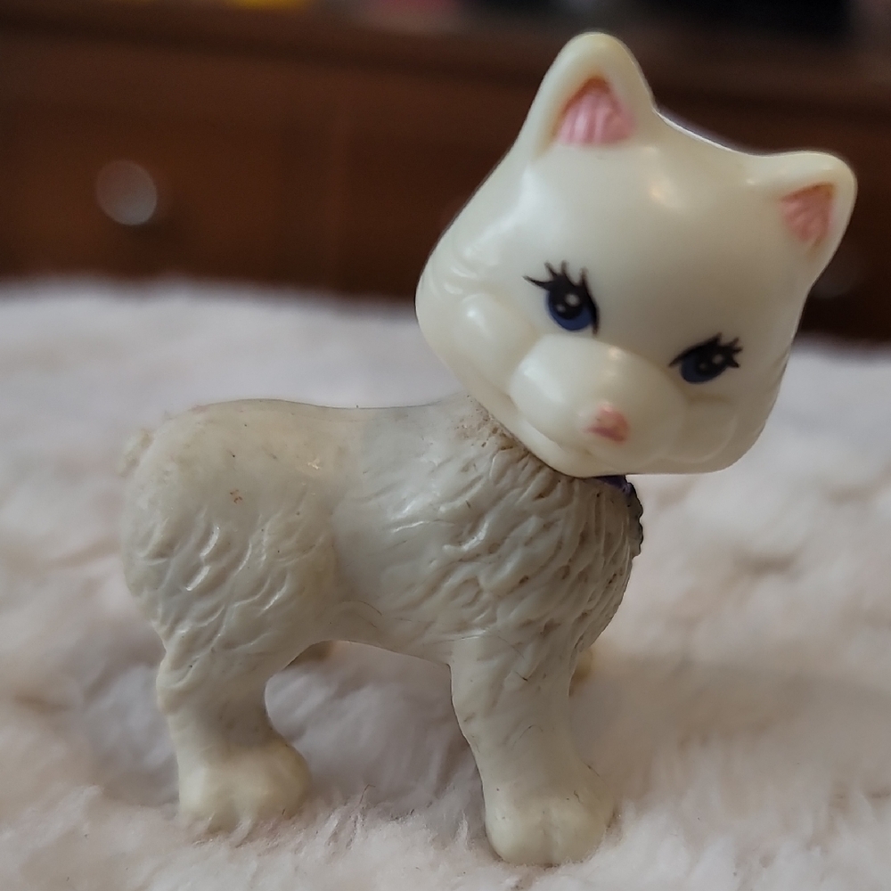 Littlest Pet Shop (LPS) figure, specifically a white Persian cat from the 1995